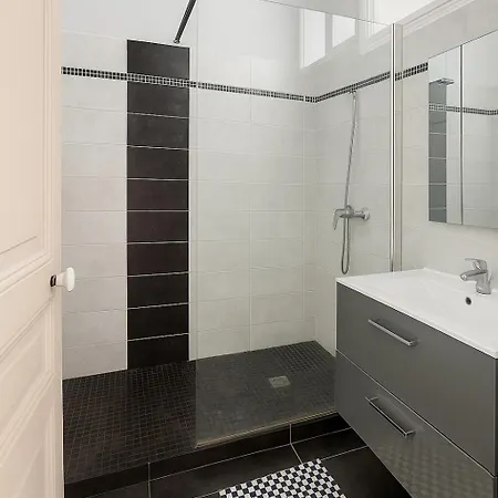 Large 1 Bedroom Apartment, Balcony, Very * ניס