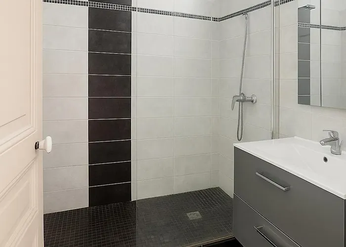 Large 1 Bedroom Apartment, Balcony, Very * ניס